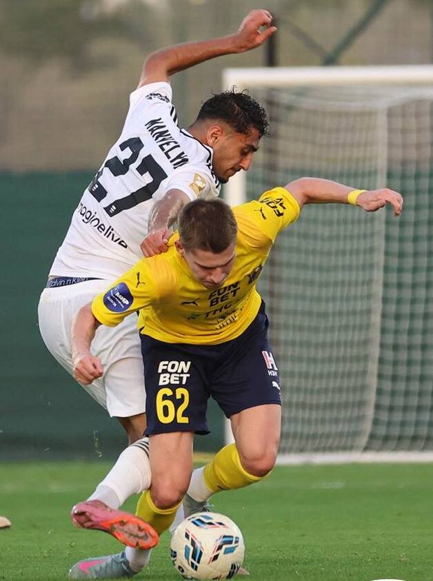 Эпизод матча «Ростов» - «Ноа». Борьбу за мяч с соперником ведет Иван Комаров (№ 62). Фото из архива ФК «Ноа».