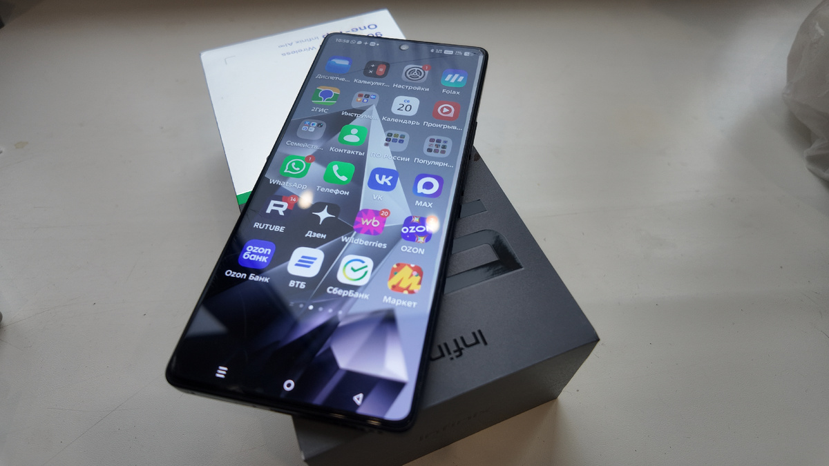 Мой новый телефон, только что купленный к Новому году.