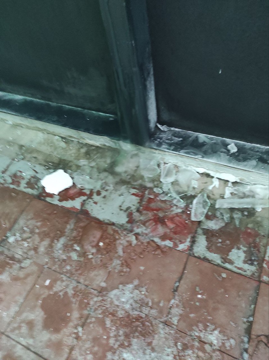 Всё те же сосульки по длине всего дверного стеклопакета.