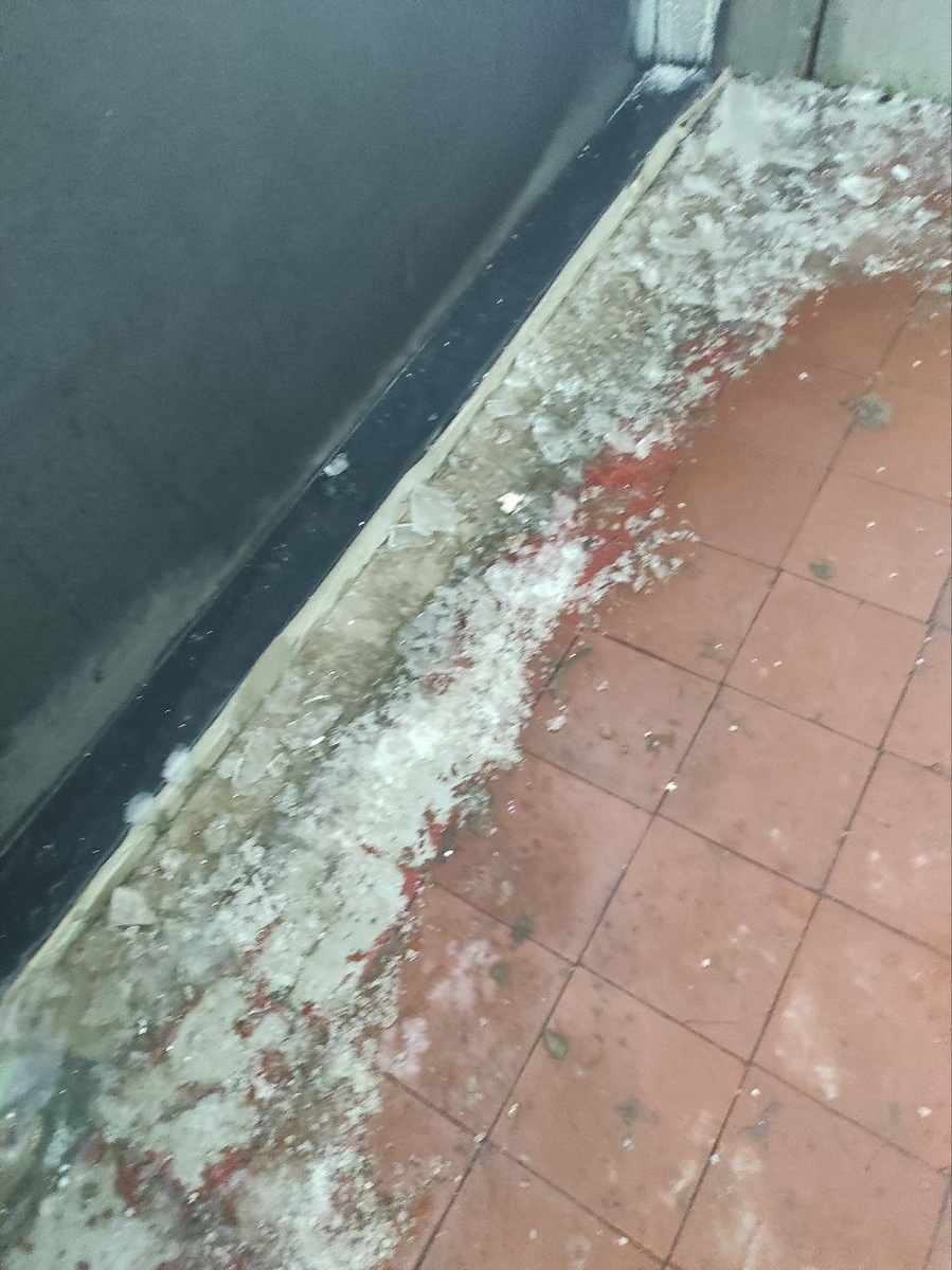 Пол около стеклопакета двери. Листайте страницы галереи.