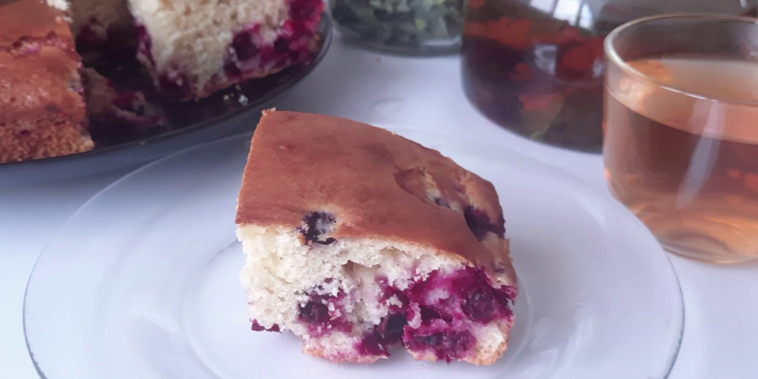 Вкус лета в любой сезон: БЫСТРЫЙ ПИРОГ с замороженной смородиной