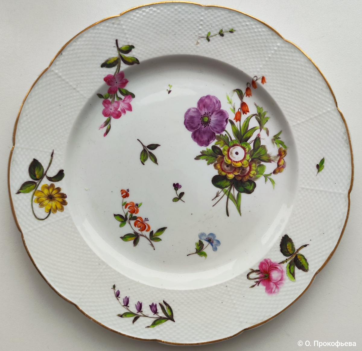 Предметы из фарфора и фаянса — это достаточно хрупкая красота. 