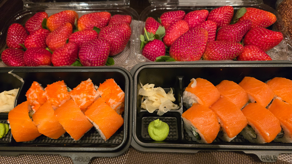 Клубника и роллы