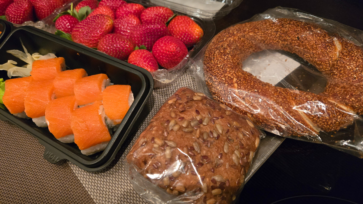 Клубника, роллы, симит и хлебцы