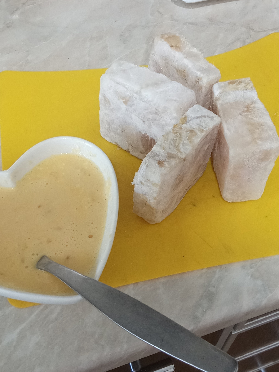 Рыба филе Минтай  и приготовленный кляр.
