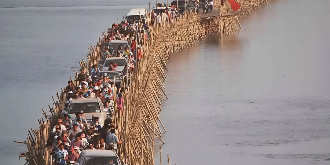 Необычный бамбуковый мост в Камбодже