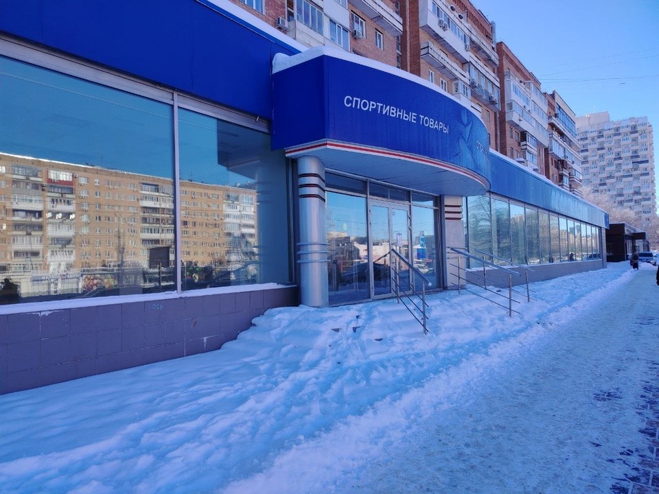    Сейчас в помещении магазина пустые витрины. Ольга АФАНАСЬЕВА