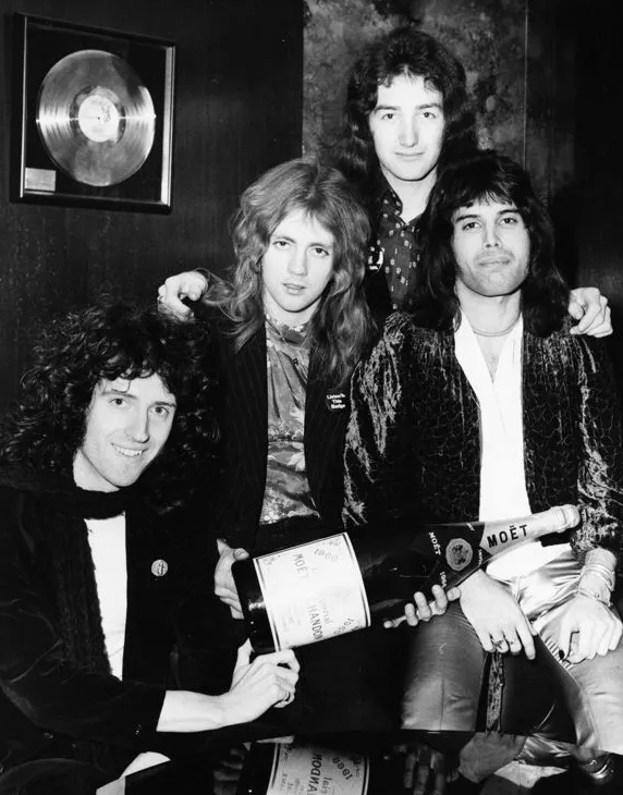 Песня "Killer Queen" сразу же полюбилась зрителям