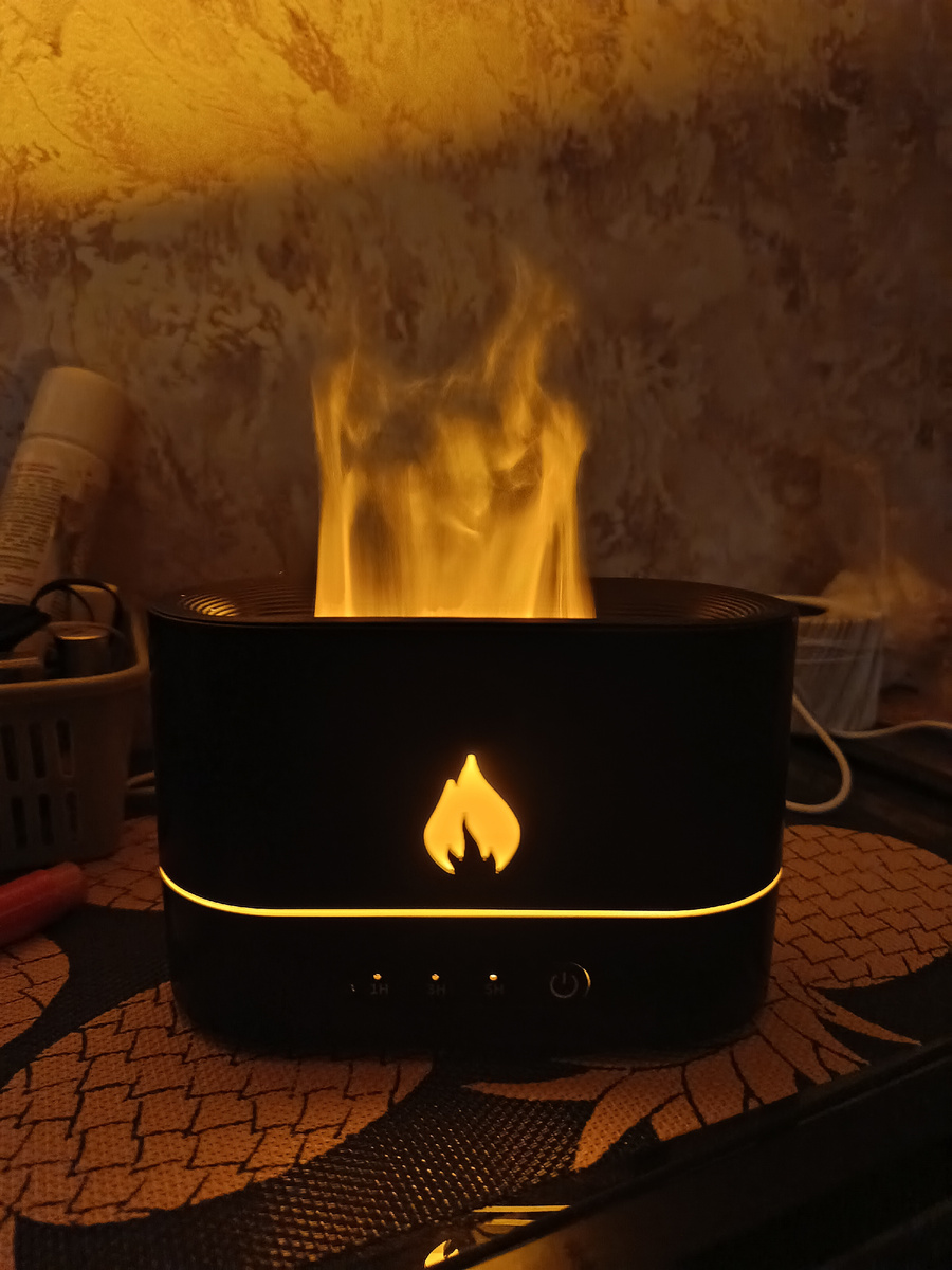 Подарок одной из коллег: увлажнитель воздуха - диффузор с подсветкой. Такая прикольная штука! 