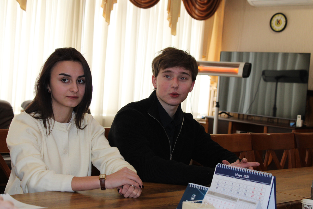 Владислав Демьянишин на встрече с ректором рассказывает о научных успехах