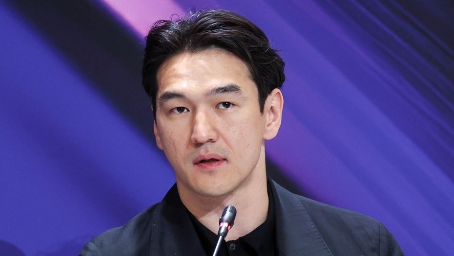 Автор фото: Александр Демьянчук / ТАСС. Стендап-комик Нурлан Сабуров на ПМЭФ-2025