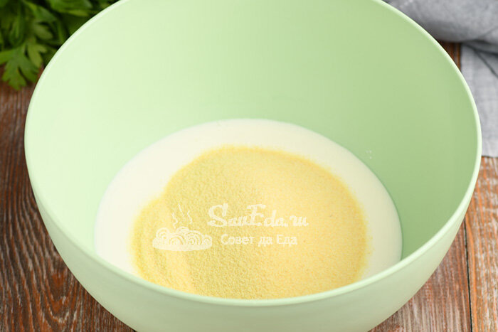 Просто соединяю кефир с манкой и готовлю пышные оладьи или пирог