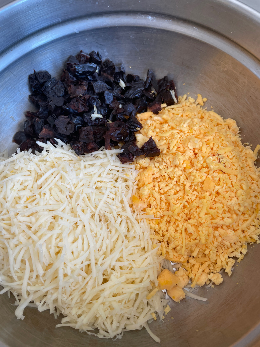 Сыр, яйцо желток, чернослив и чеснок.