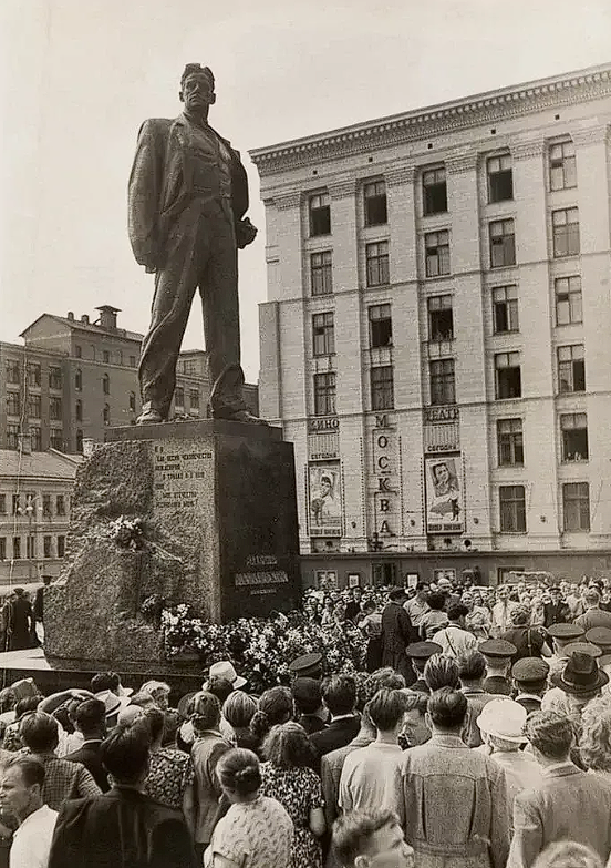 Открытие памятника Маяковскому в Москве 