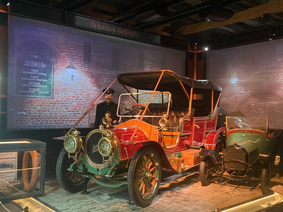 Автомобильный транспорт в нашей стране истоки свои берет от такого французского авто Delaunay-Belleville ("Делоне-Бельвиль") 1912 года выпуска: один из редких экспонатов Музея "Гараж особого назначения" на ВДНХ