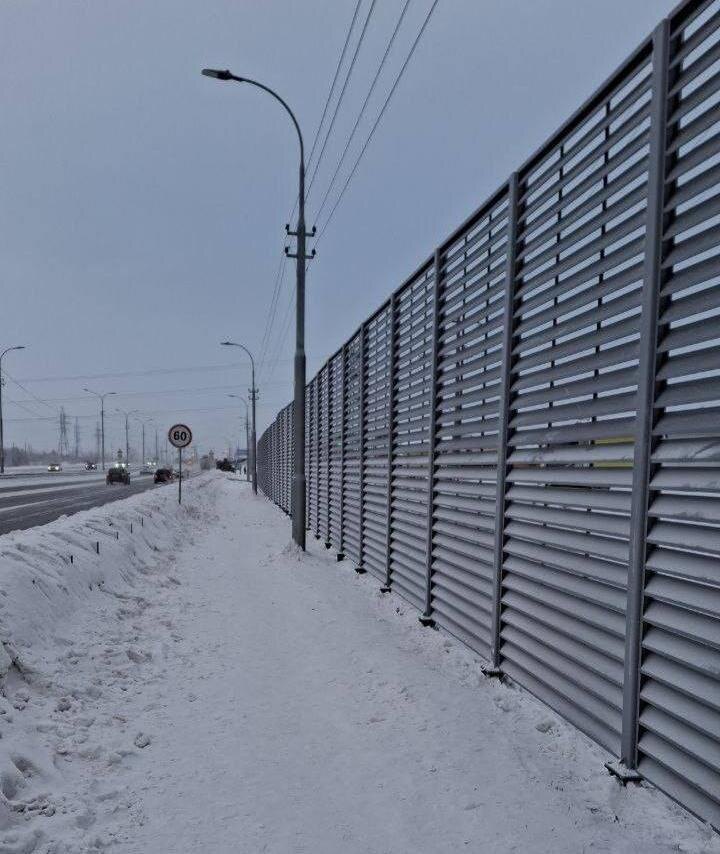   На Югорском тракте в Сургуте установили ограждения для снижения визуального шума