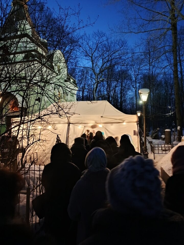     Люди пришли к часовне ранним утром. Фото: Ольга Калюжная