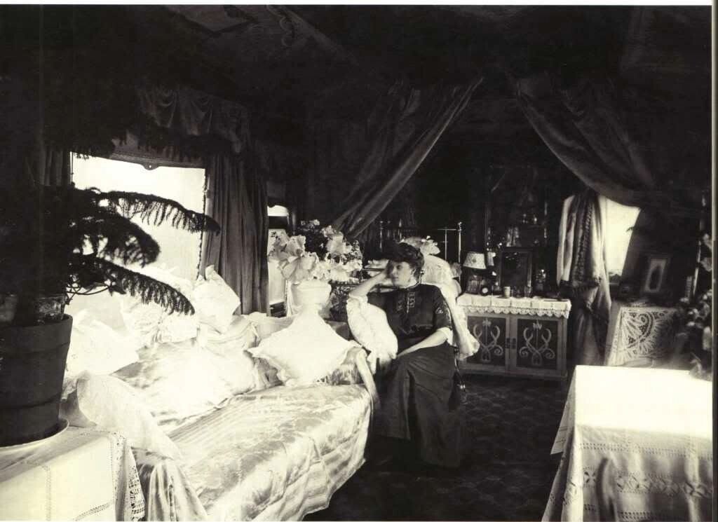    Анастасия Вяльцева в салоне личного железнодорожного вагона, оборудованного для гастрольных поездок по русской провинции.   ru.wikipedia.org