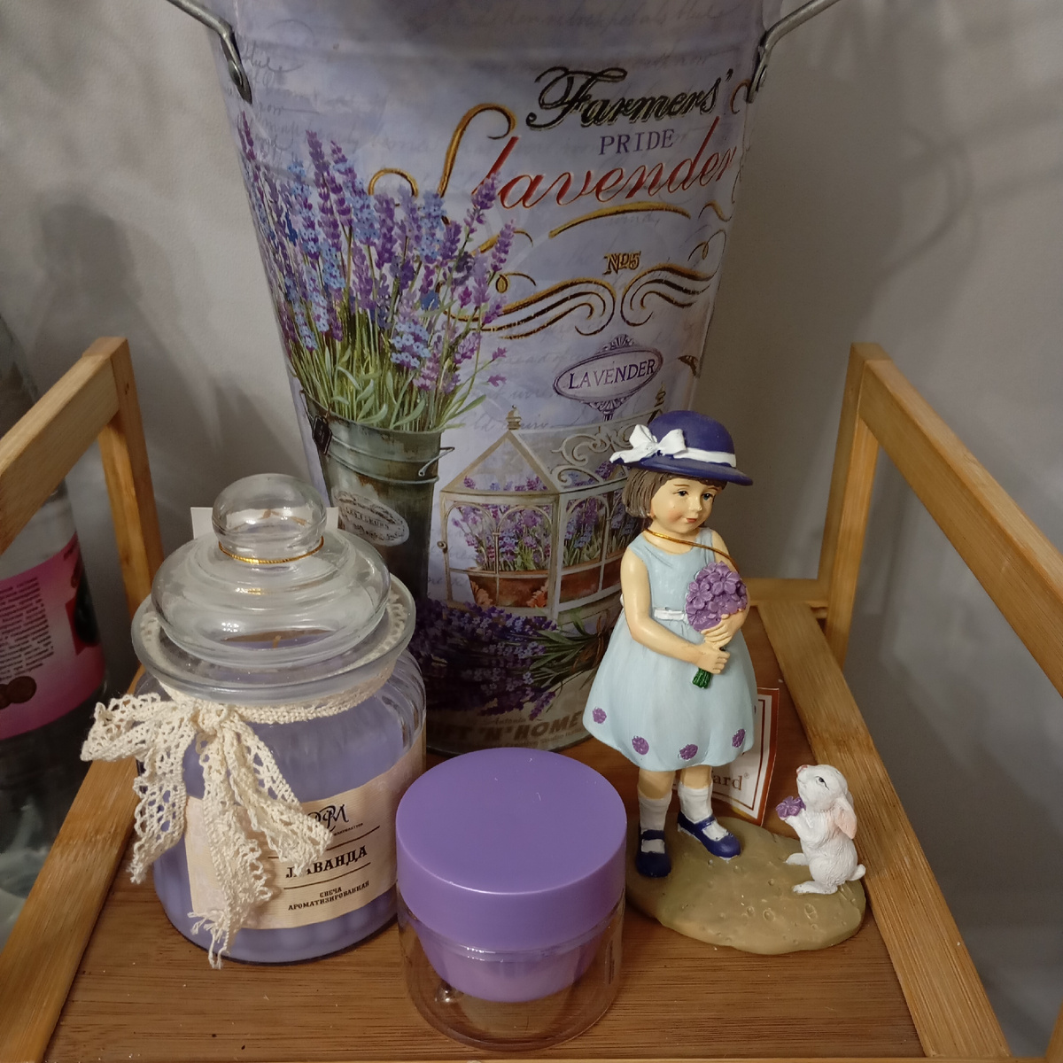 Заказала  лифтинг крем для лица.Баночка с кремом под мой "Прованс" подошла,а аромат приятный,крем замечательный