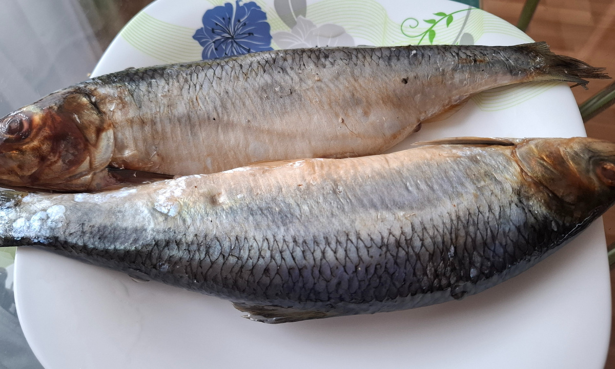 В тузлуке она пролежала трое суток, в холодильнике. И я каждый раз, открывая дверку, сглатывала слюну от запаха, который даже из-под пленки просачивался.