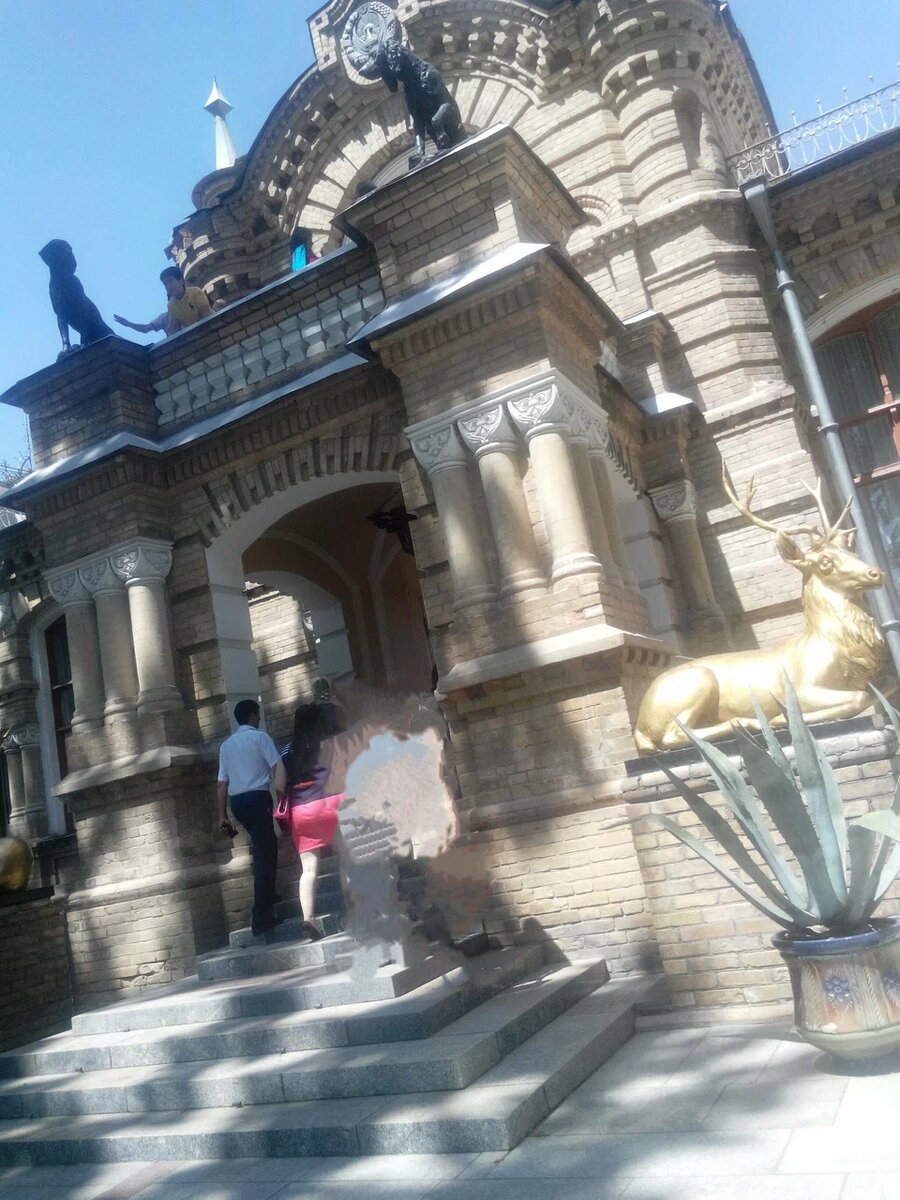 Парадный вход во дворец /личный архив автора/