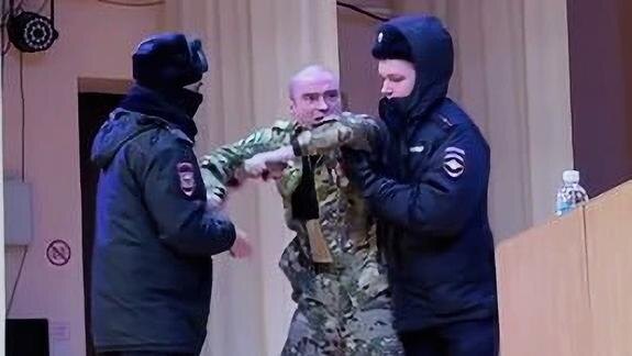    После того, как ветеран СВО высказался против «оптимизации медицины», чиновники «натравили» на него полицейских