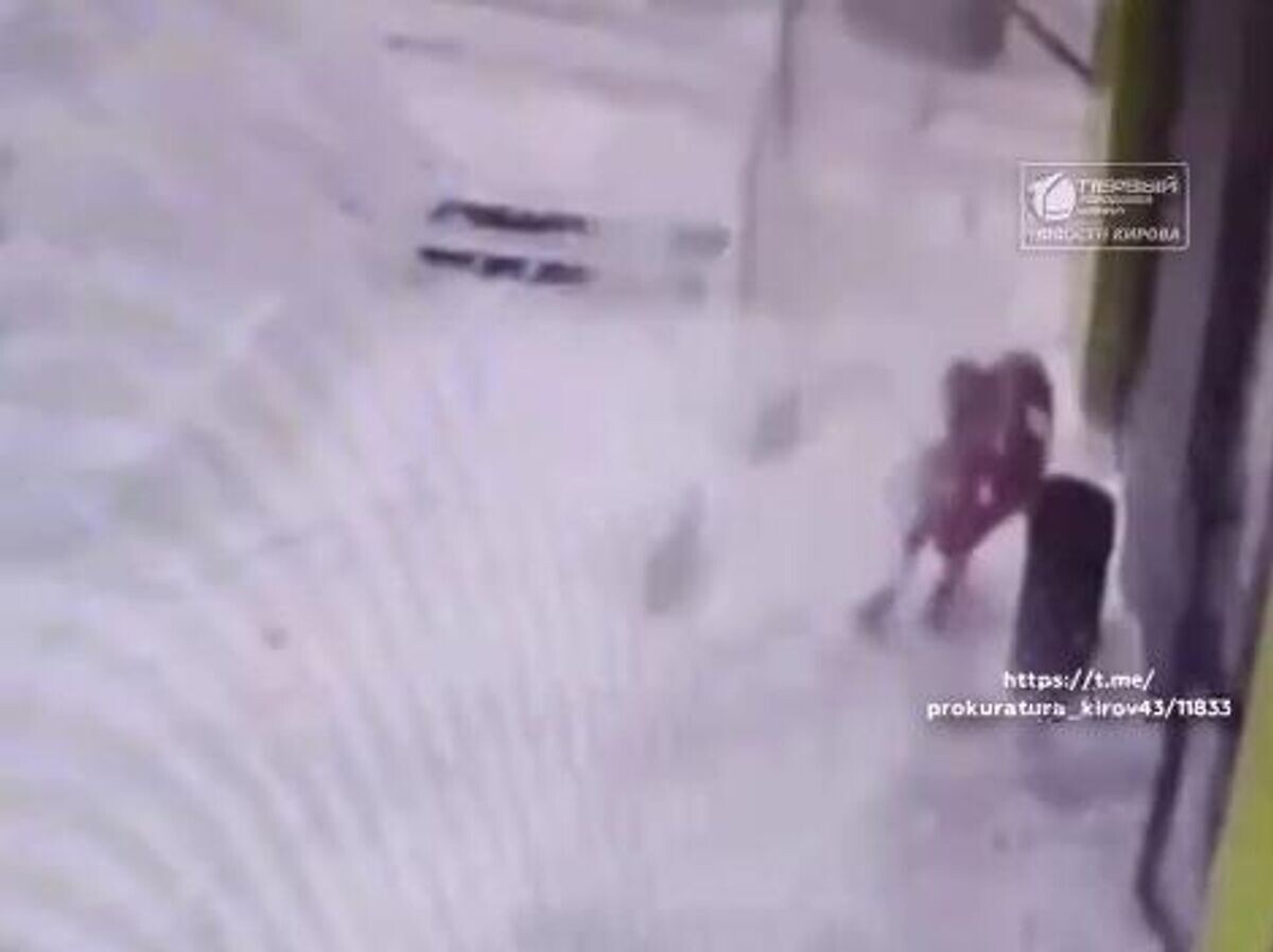    Падение снега с крыши дома на 11-летнюю девочку в Кирове. Кадр видео | © Прокуратура Кировской области