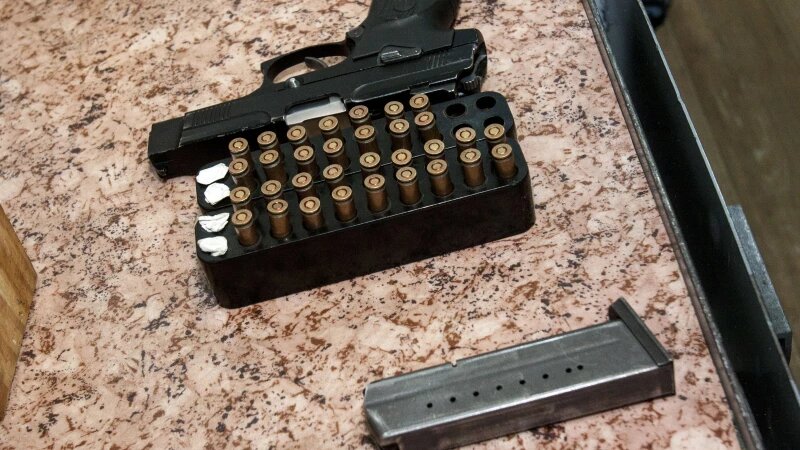     Пистолет, обойма, патроны. Анна Зайкова