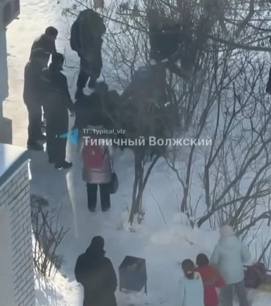 Скриншот с видео ТГК "Типичный Волжский"📷    Любовь виновата: врачи Волжского борются за жизнь выпавшей из окна 19-летней девушки
