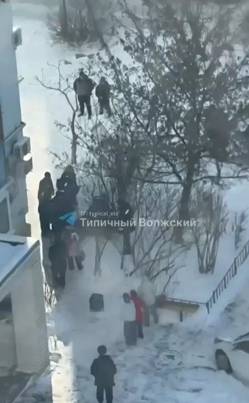 Скриншот с видео ТГК "Типичный Волжский"📷    Любовь виновата: врачи Волжского борются за жизнь выпавшей из окна 19-летней девушки
