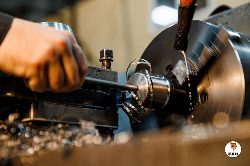    ЕАН. Рабочий за станком