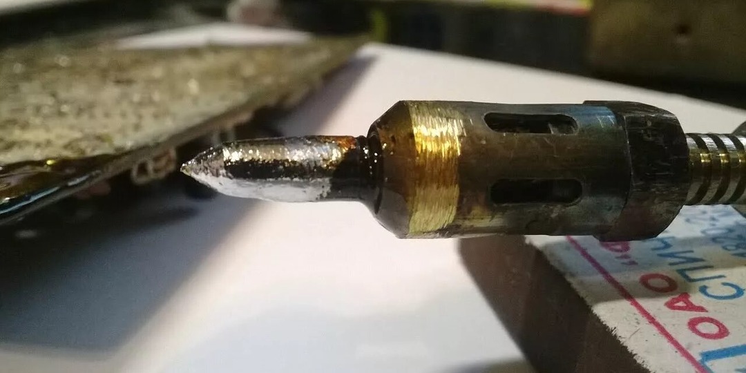 Сосед-радиолюбитель показал почему припой скатывается с паяльника и не хочет плавиться: секрет правильного лужения жала