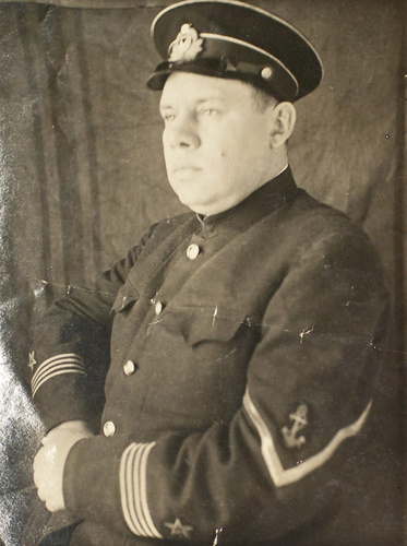 Иван Васильевич Прохватилов. Капитан 2-го ранга ВМФ СССР, водолаз-разведчик. В годы Великой Отечественной войны - командир роты особого назначения при разведотделе штаба Балтийского флота, участник обороны Ленинграда. За время войны был дважды ранен. После войны работал водолазным специалистом аварийно-спасательного отдела и начальником лаборатории спецназа в одном из институтов ВМФ.