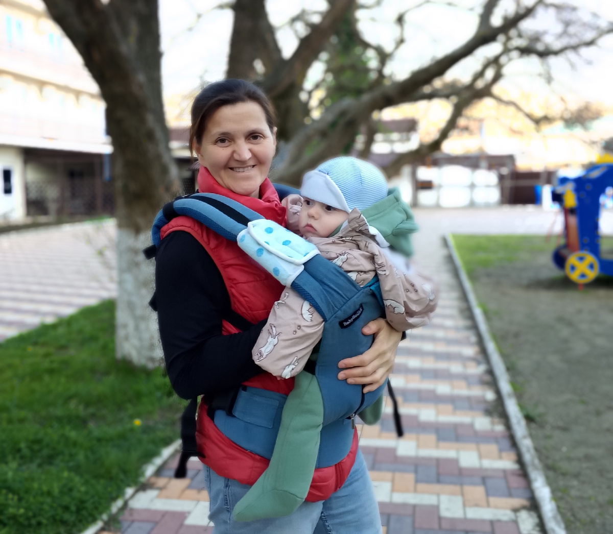 Это, сейчас, когда тепло, гулять с малышом одно удовольствие))