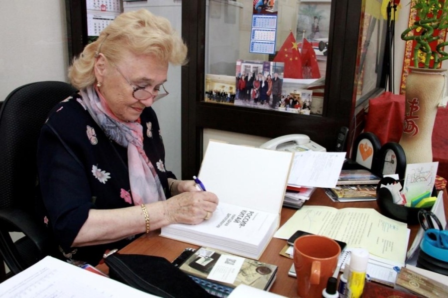 Г. Куликова работает в своем кабинете