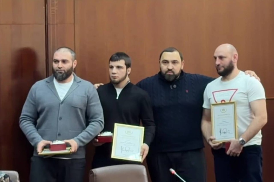    Мужчина вручили благодарность и памятные часы. Фото: стоп-кадр видео Султана Хамзаева