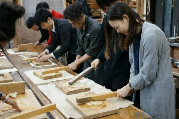 Процесс "отбивания" будущей бумаги