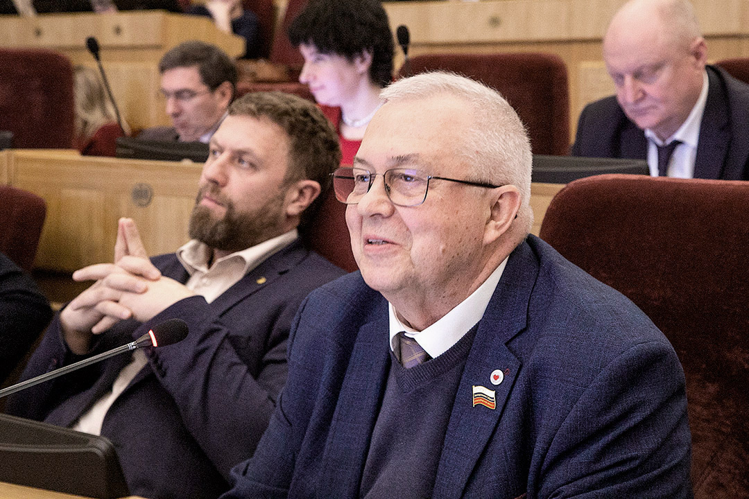    "Пенсионеры" (Александр Аверкин (слева) и Владимир Ворожцов) за то, чтобы только губернатор выдвигал кандидатов в мэры Новосибирска, но против нового территориального деления области после муниципальной реформы. решал Фото Михаила Перикова из архива «Континента Сибирь»