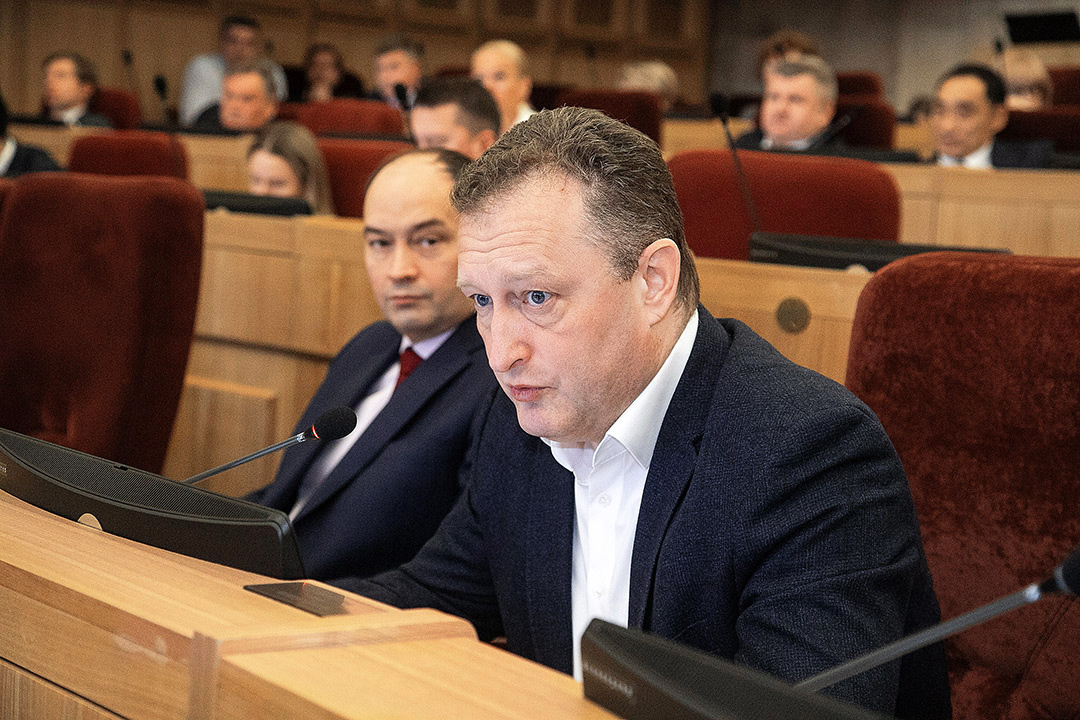    На сессии Заксобрания. Члены фракции КПРФ Антон Тыртышный (слева) и Яков Новоселов. Фото Михаила Перикова из архива «Континента Сибирь»