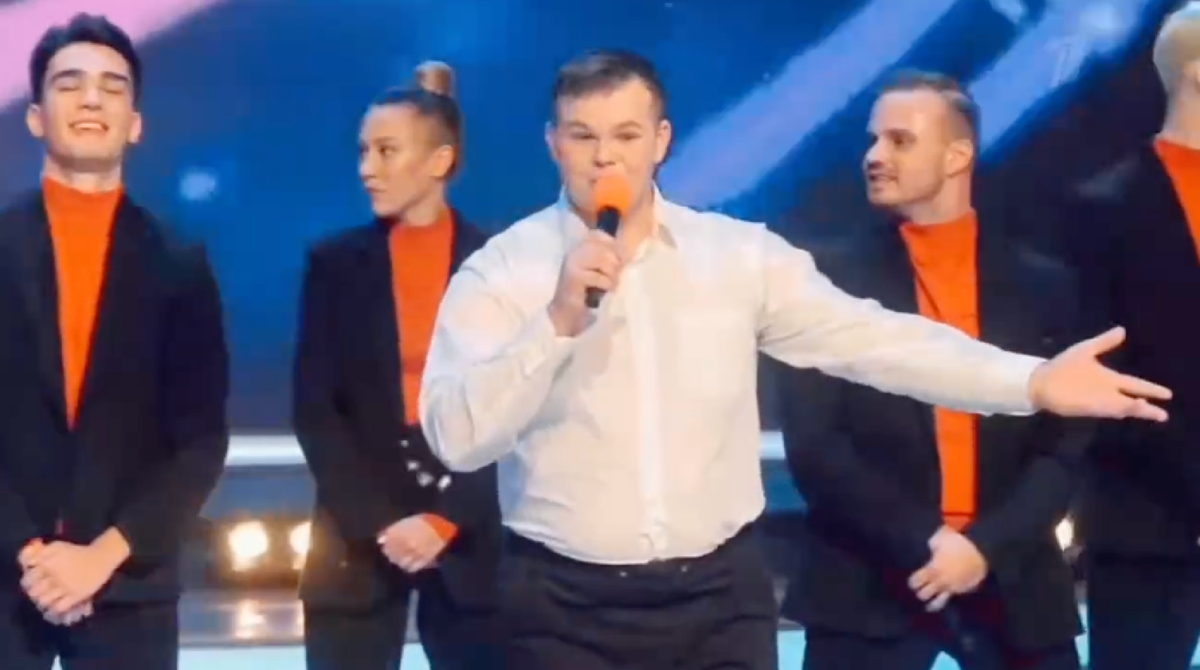 Кадр из шоу "КВН" с участием Ивана Степанова