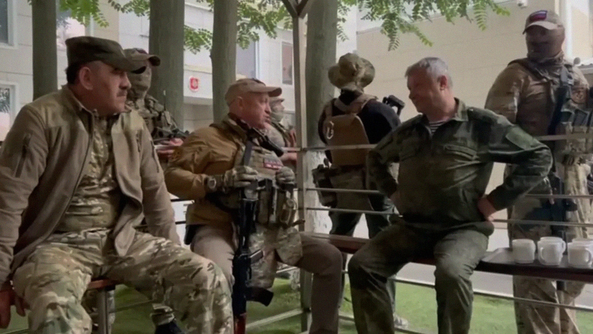   Владимир Алексеев (справа) и Евгений Пригожин (в центре) 
Скриншот из видео