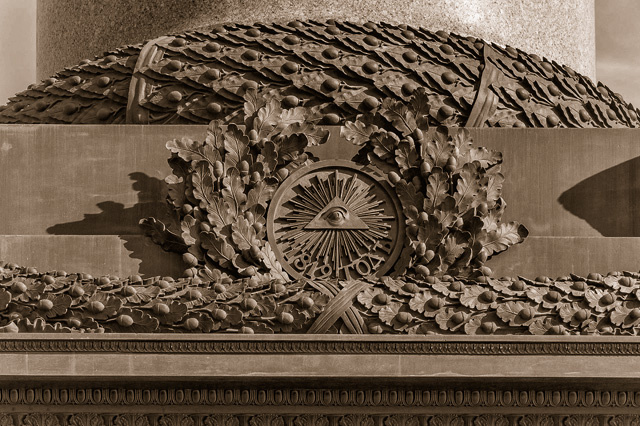 Деталь барельефа на пьедестале Александровской колонны в Санкт-Петербурге