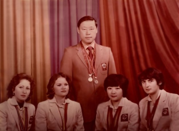    Тренер Мирон Ким с игроками "Андижанки", бронзовыми призёрами московской Олимпиады. На фотографии (cлева направо): Ляйля Ахмерова, Валентина Заздравных, Алина Хам, Нелли Горбаткова.
