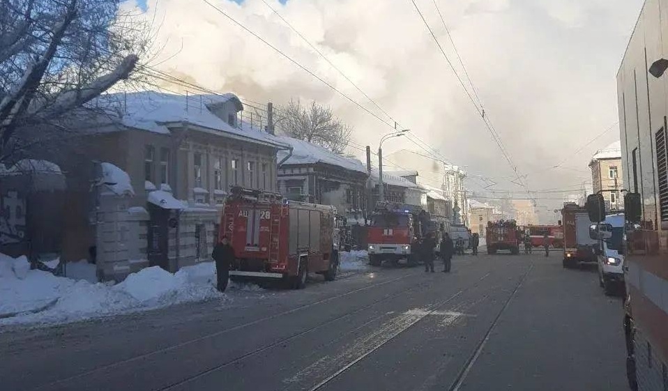    На месте происшествия работают спасатели