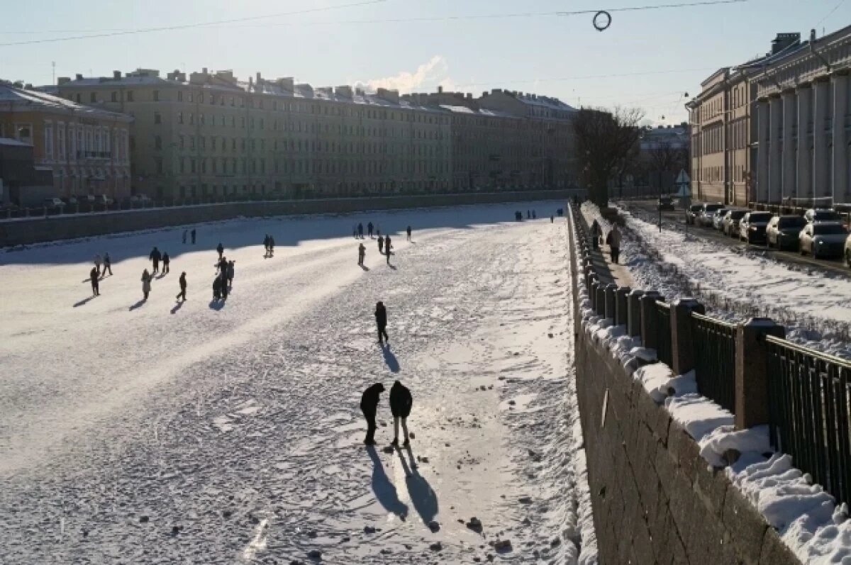    Петербуржцы гуляют по замерзшей Неве с детскими колясками