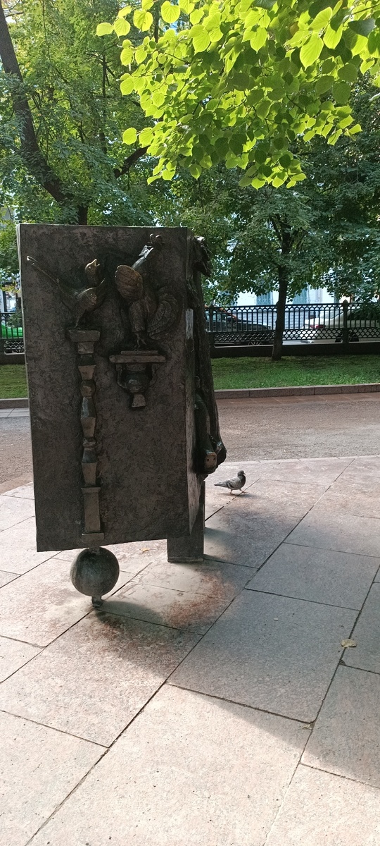 Памятник героям басен Крылов на Патриарших прудах в Москве 