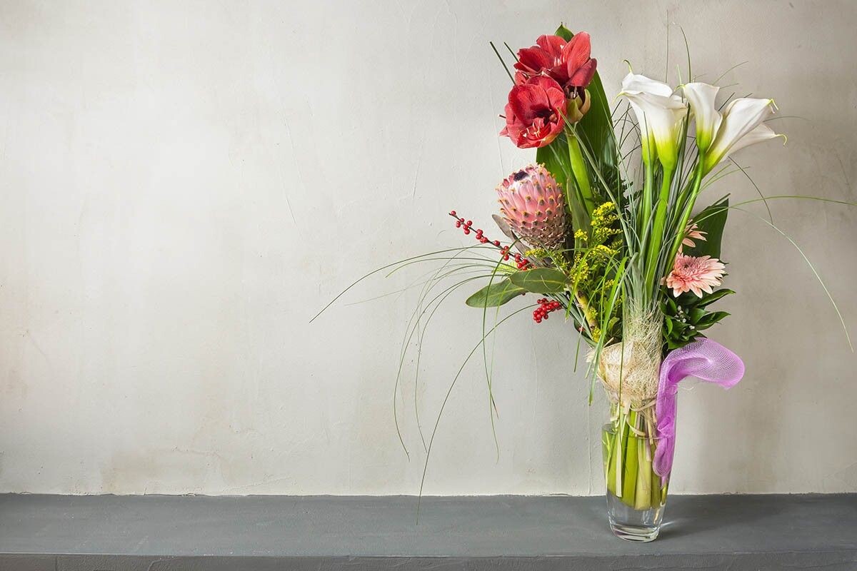 Если хочется уйти от цветочной классики, подарите микс-букет из экзотических цветов — протеи, калл, амариллиса. Источник: pirke / Shutterstock / FOTODOM📷
