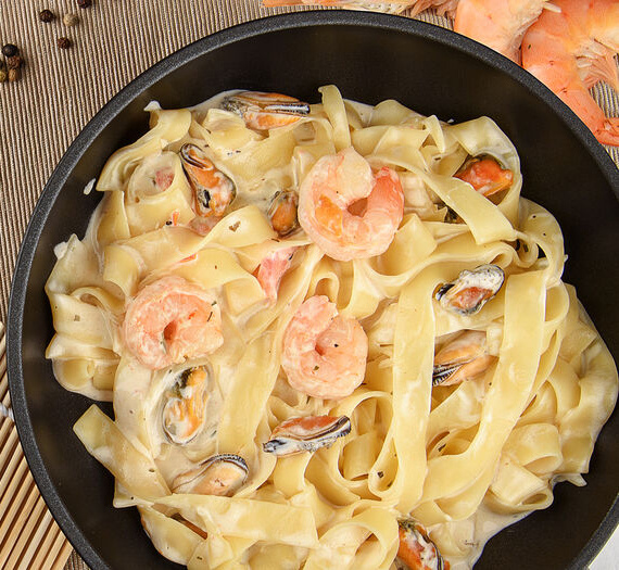 🦐 1. Паста с морепродуктами (12 мин, 250 руб)  Отварите 200 г пасты (7 мин). Обжарьте замороженные мидии/креветки (200 г) с чесноком + сливки (5 мин). Смешайте! Калорий: ~450.  Совет: Берите заморозку в акцию — копейки!  