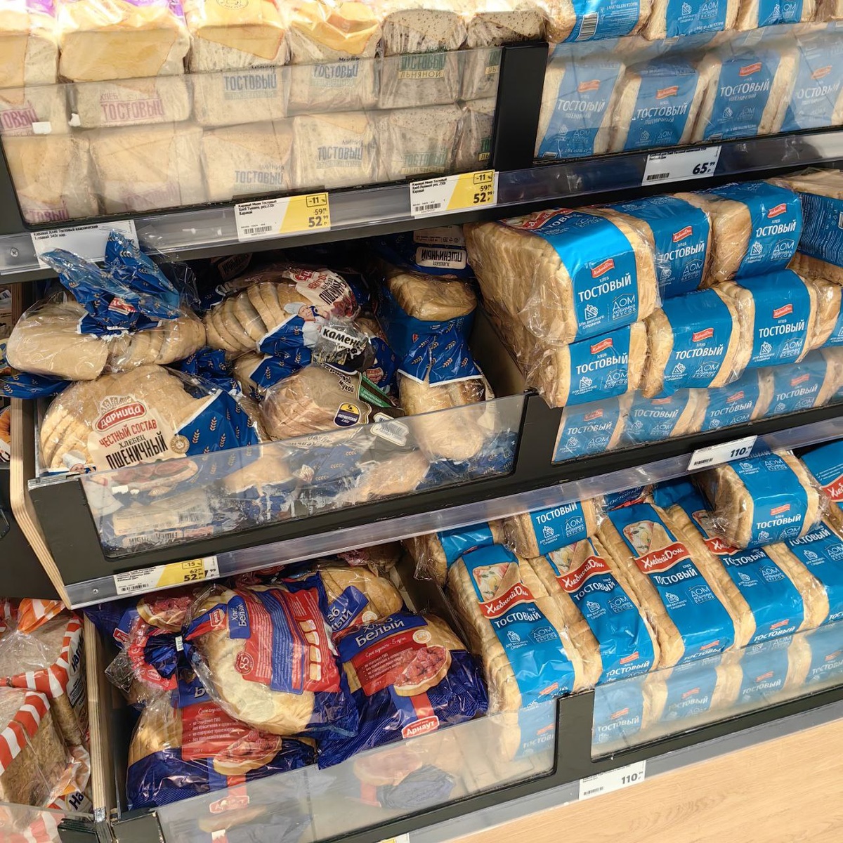 Весь хлеб в магазине упакован в полиэтиленовые пакеты