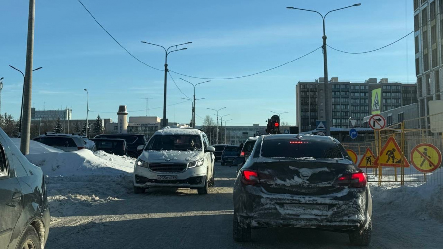 Дорогу перегородили, работы не ведутся, люди испытывают огромные неудобства